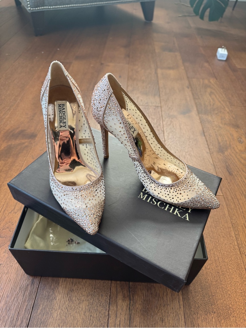 Badgley Mischka Women's Rose Gold Crystal Embellished Pointed-Toe Pumps. Size 7